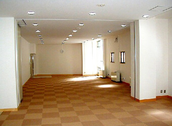 多目的に使える研修室です。 中のパーテーションで2部屋に分けることが出来ます。 70畳、ホワイトボード2、テレビ2、座卓10、キーボード