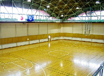 バスケットボール1面又は、バレーボール2面、又は、バドミントン3面、放送設備、トイレ 体育館の大きさ 縦22.1m　横33.4m
