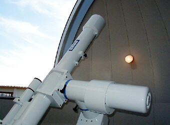 15㎝屈折型天体望遠鏡、音声制御システム ※大型望遠鏡の操作には、専門の研修指導員への指導依頼が必要です。