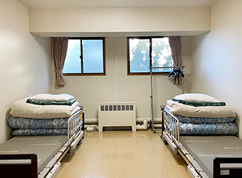 介護ベッド(電動)があります。 洋室2部屋(2名×2部屋)